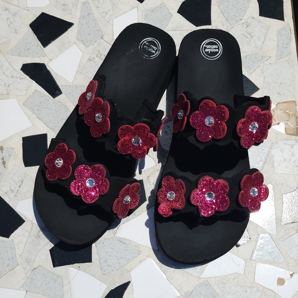 π 3 for $15 Deal! πWonder Nation black flip flop with pink flowers 3 - Picture 1 of 5